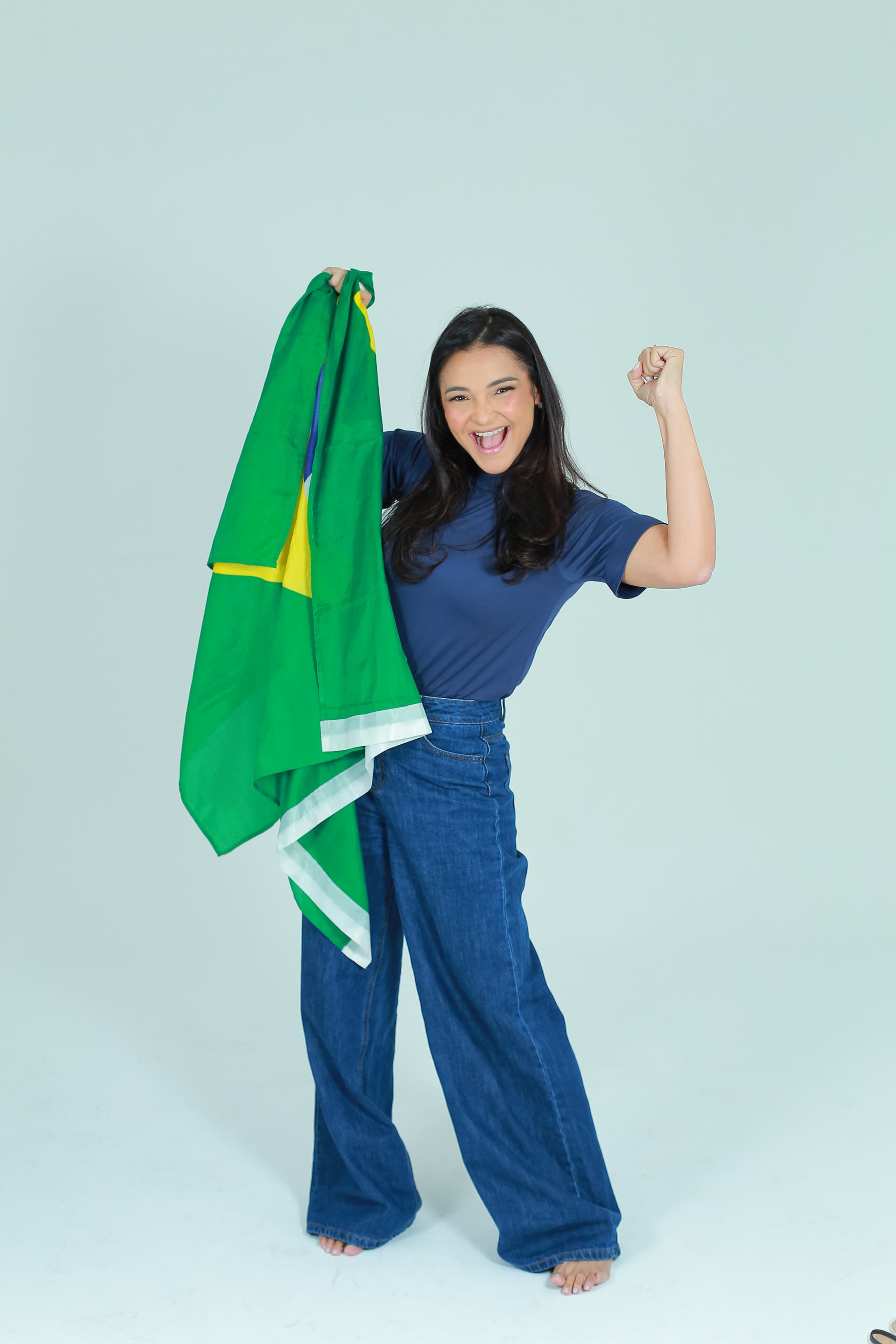 Delegada Madeleine segurando a bandeira do Brasil